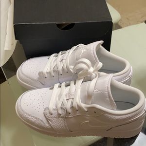 Air Jordan 1 Low size 6y, 7.5 women